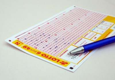 新浪彩票大乐透开奖结果展示页面，红色数字号码在深色背景上醒目呈现，开奖时间清晰标注
