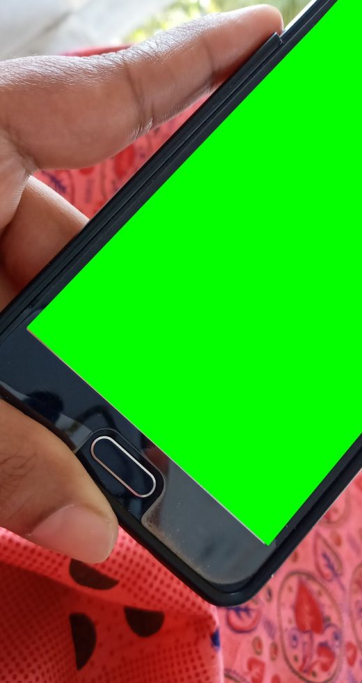 新浪彩票 App 首页界面在手机屏幕上竖向展开，翠绿顶栏下排列着开奖号码与走势入口，清晨光线落在桌面上
